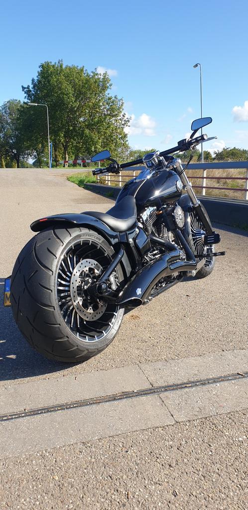 5HD Harley Davidson Breakout 103 14xxxkm 260 band bj 2016