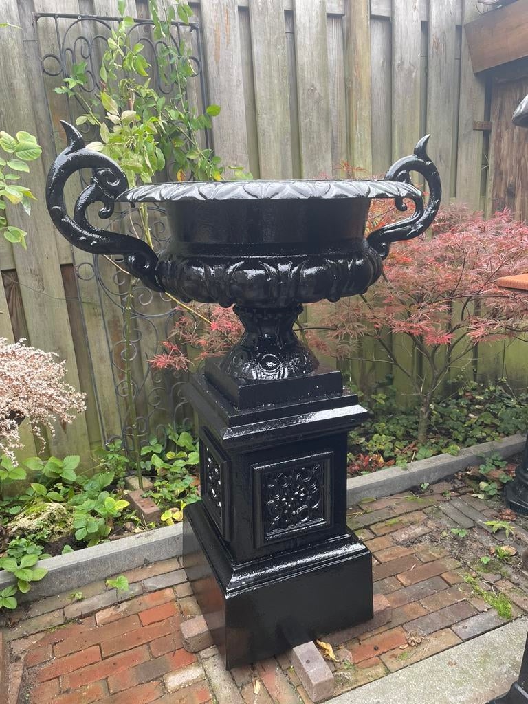 gietijzeren tuinvaas oorvaas bloempot op console / sokkel, Tuin en Terras, Tuinvazen, Ophalen, Gebruikt
