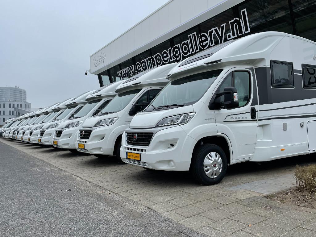 ALTIJD 130 CAMPERS OP VOORRAAD CAMPERGALLERY APELDOORN, Caravans en Kamperen, Campers, Bedrijf, tot en met 4, Half-integraal, Adria