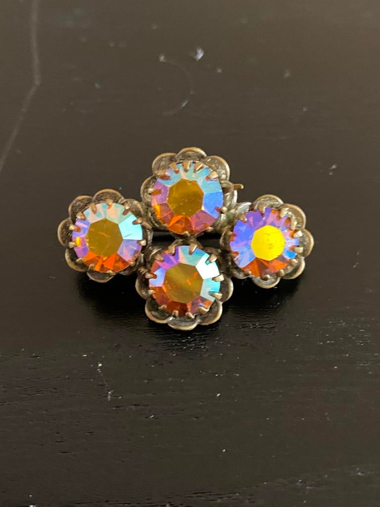 Vintage jaren ‘50 kleine broche 3 cm met roze ab kristallen, Sieraden, Tassen en Uiterlijk, Broches, Ophalen of Verzenden, Zo goed als nieuw