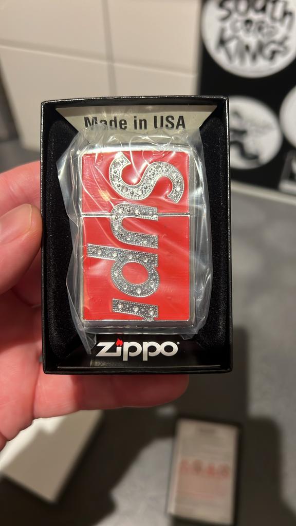 Supreme Swarovski Zippo Red, Ophalen of Verzenden, Nieuw, Aansteker