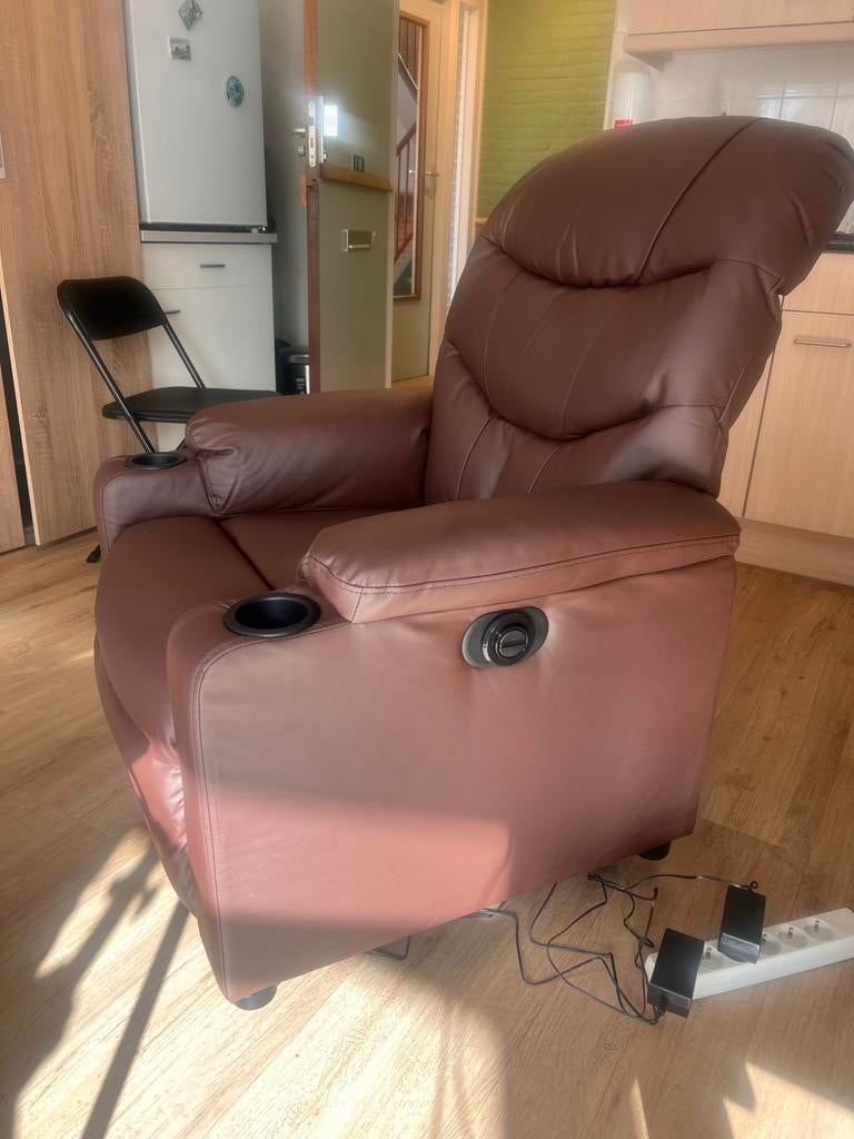 Comfortabele bruine relaxfauteuil met sta op functie, Ophalen, Zo goed als nieuw, Kunststof, 75 tot 100 cm