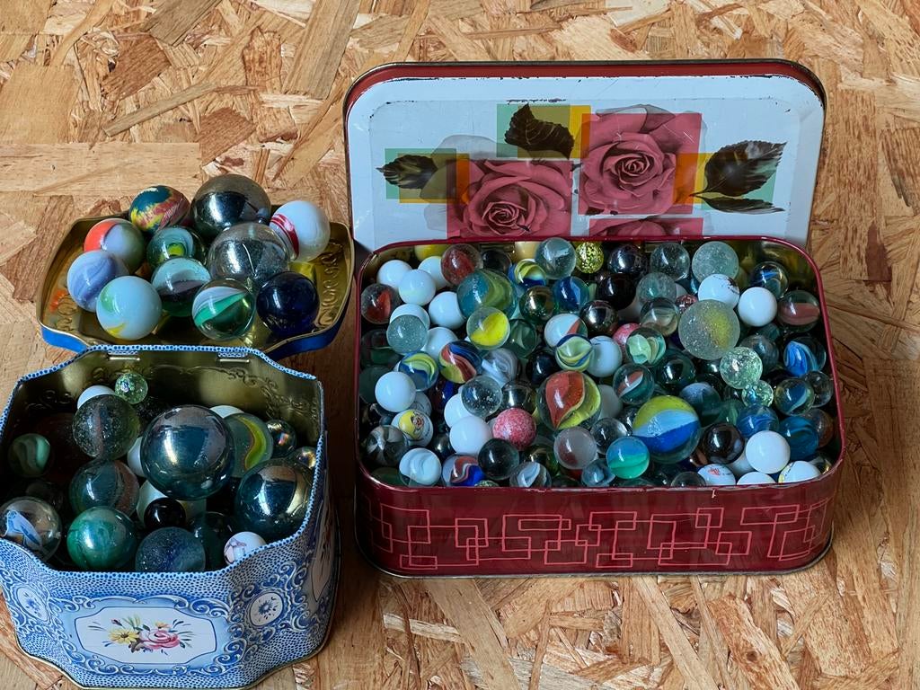 Partij oude knikkers in vintage trommels, Ophalen of Verzenden, Gebruikt