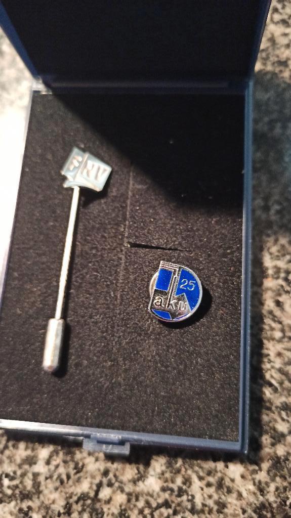 fnv speld en aku speld, Ophalen of Verzenden, Zilver