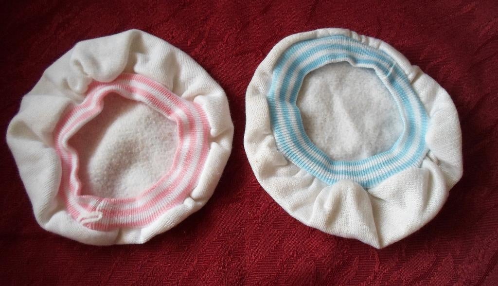 Kleertjes voor babypoppen van 60 cm. Muts/zonnehoedje/broek, Ophalen of Verzenden, Zo goed als nieuw, Kleertjes