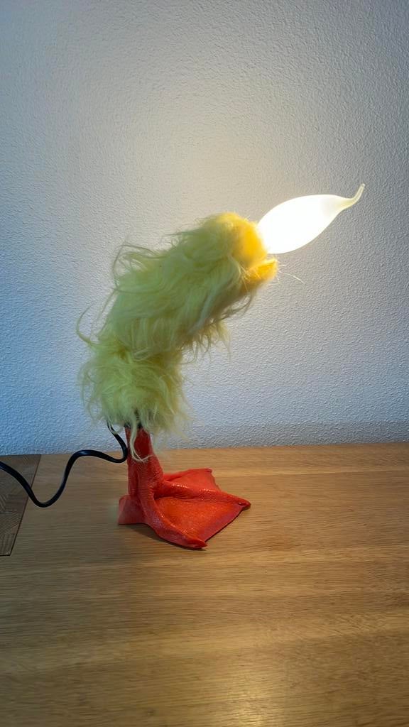 Lamp met oranje poot en lange gele haren, Ophalen of Verzenden, Zo goed als nieuw, Overige materialen, Minder dan 50 cm