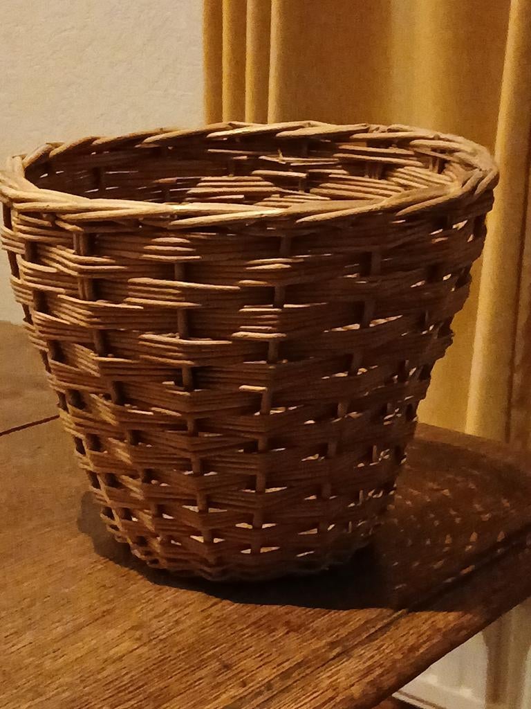 OUDE DECORATIEVE RIETEN MAND. I.Z.G.S., Huis en Inrichting, Woonaccessoires | Schalen en Manden, Mand, Rond, Ophalen of Verzenden
