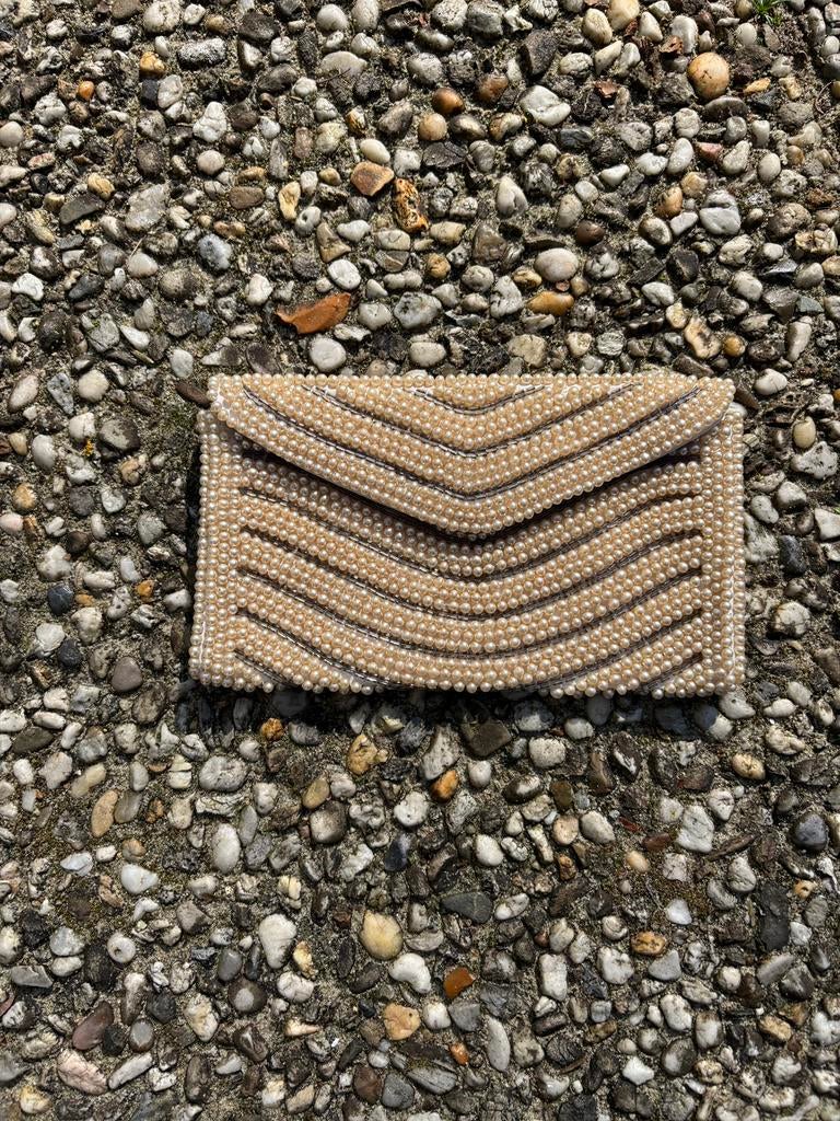 Avondtasje, parelkleur, afgewerkt  met kraaltjes, Ophalen, Avondtasje