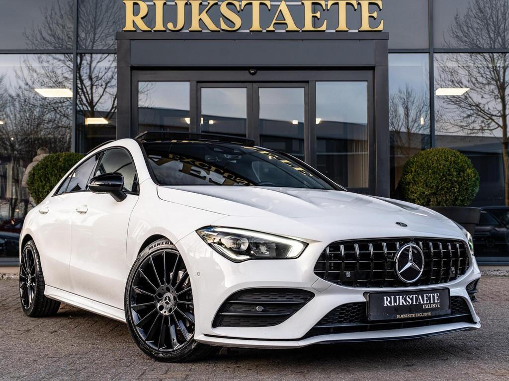 Mercedes CLA-klasse 180 AMG|PANO|SFEERVERL.|CAMERA|19'', Auto's, Gebruikt, 4 cilinders, Wit, Bedrijf