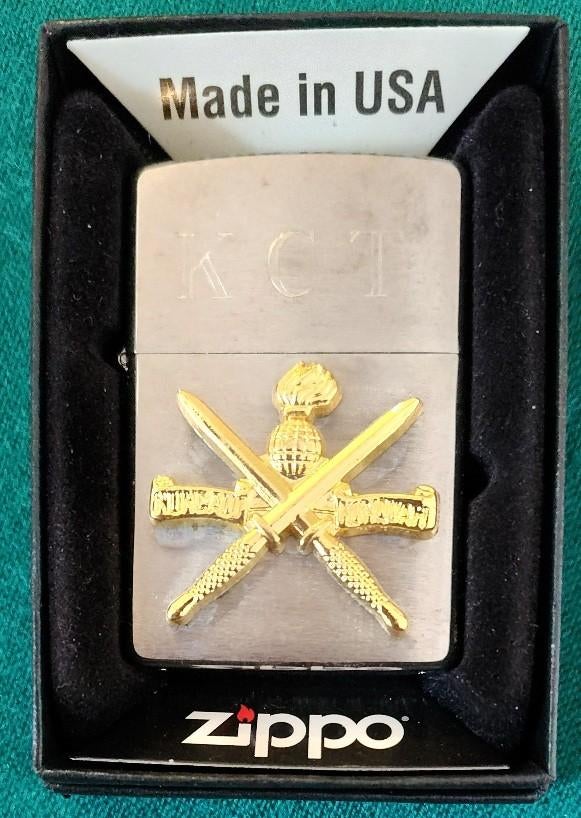ZIPPO Nieuw KCT baret embleem, Ophalen of Verzenden, Landmacht, Nederland, Embleem of Badge