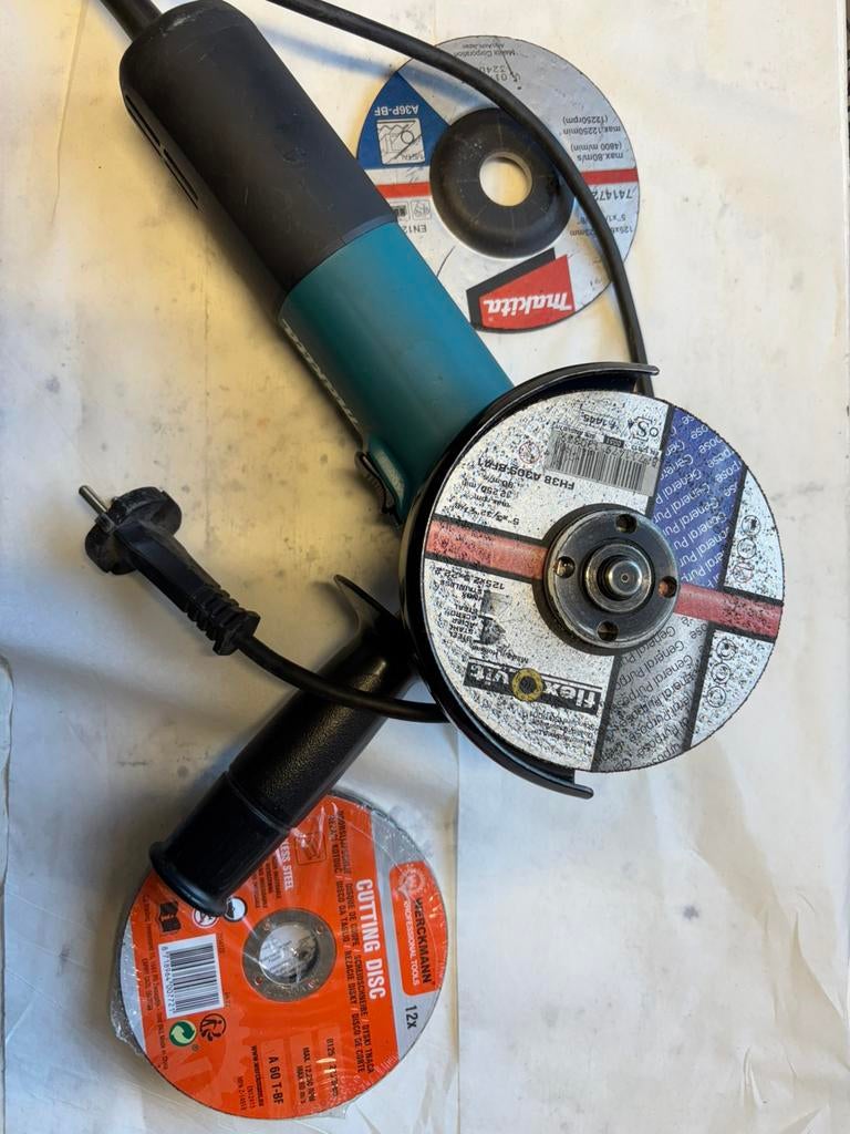 Slijptol makita / 14 schijven ( op stroom), Ophalen, Zo goed als nieuw, 1000 watt of meer, Haakse handslijpmachine