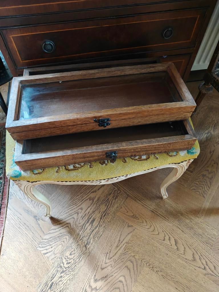 2 vitrine dozen leuk voor broches of iets dergelijks, Ophalen of Verzenden