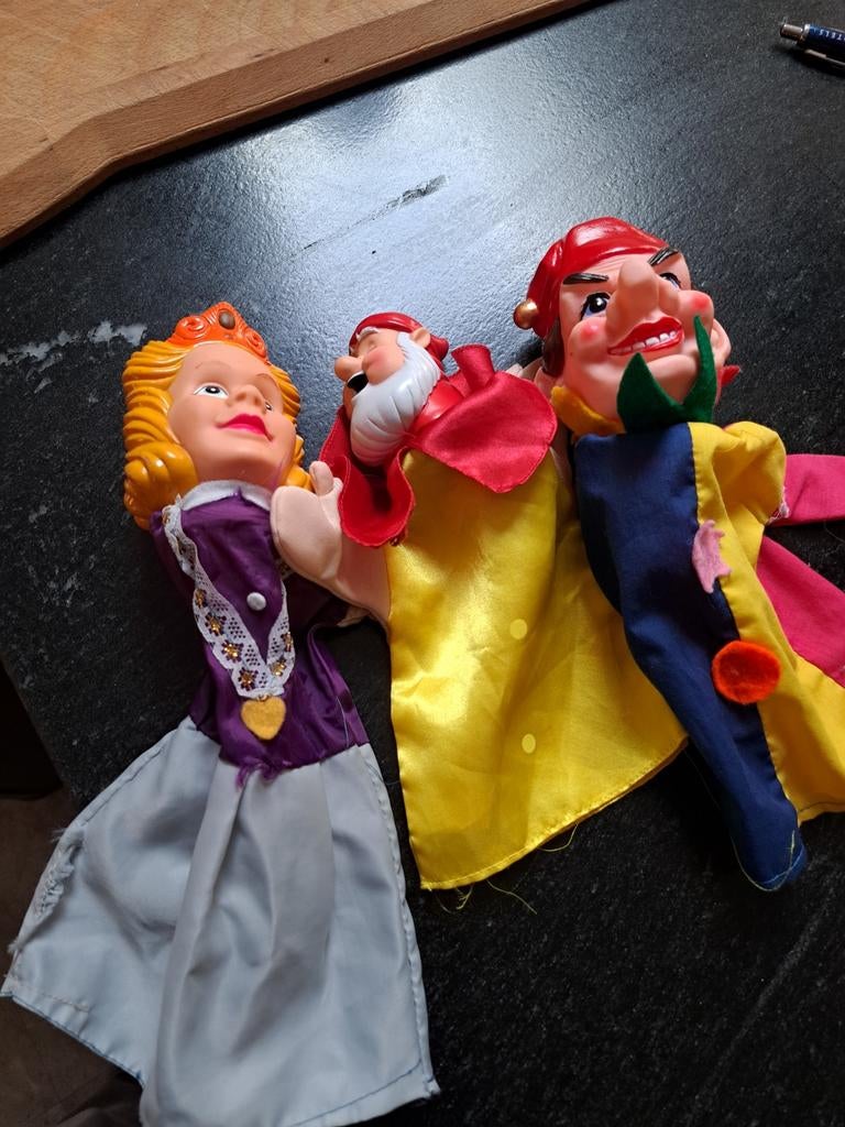 Verschillende handpoppen voor poppenkast, Ophalen