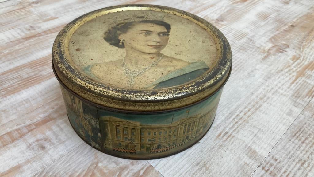 vintage koekblik  "zilveren jubileum de Britse monarchie", Verzamelen, Blikken, Gebruikt, Koek(jes), Ophalen of Verzenden