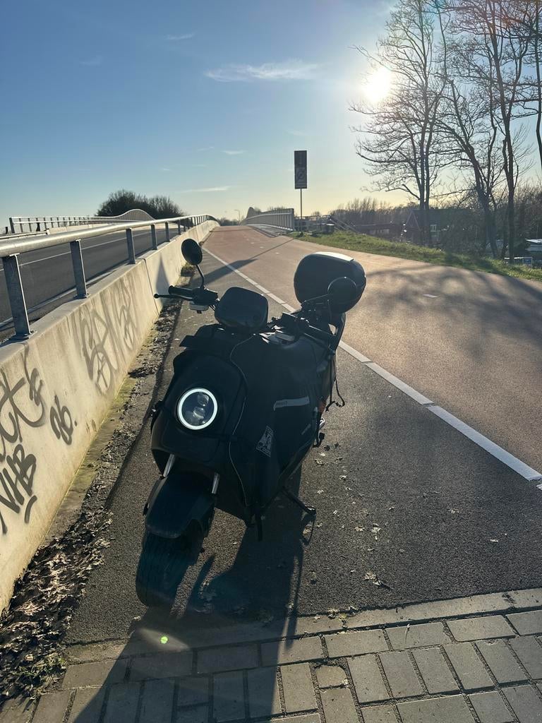 Opgevoerd Niu N1S uit 2019 met 2 accu, oplader en topkoffer, Ophalen, Gebruikt, Elektrisch, Overige merken