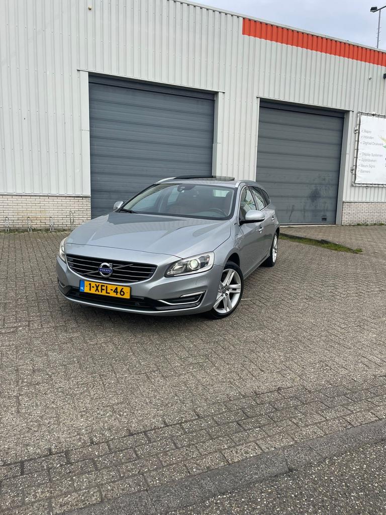 Volvo V60 D6 215pk Plug-in Hybrid 2014 Grijs, Auto's, 1849 kg, 1800 kg, Particulier, Te koop