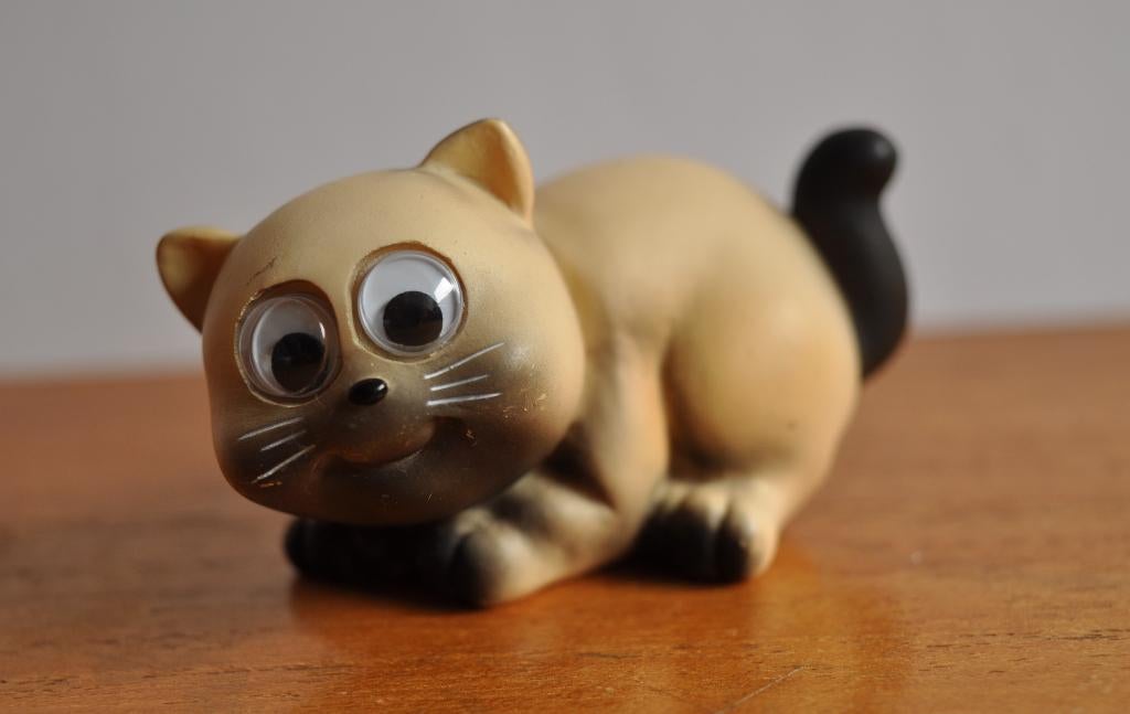 Vintage Beeldje Siamese Kat Russko Wiebeloogjes 6,5 cm, Ophalen of Verzenden, Gebruikt, Hond of Kat, Beeldje of Figuurtje