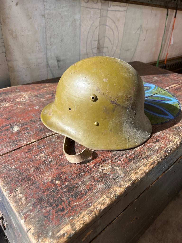 Oude militaire helm groen - m63 - bulgaars, Verzamelen, Ophalen of Verzenden, Landmacht, Overige gebieden, Helm of Baret