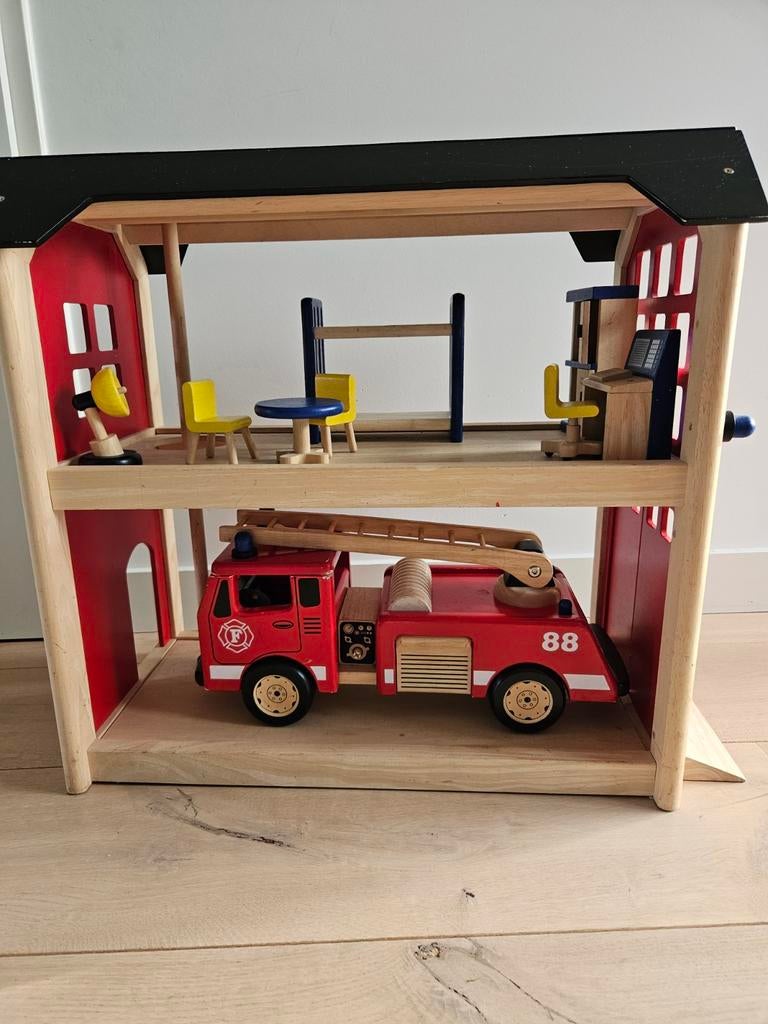 Brandweerkazerne met brandweerauto, Ophalen, Gebruikt, Poppenhuis