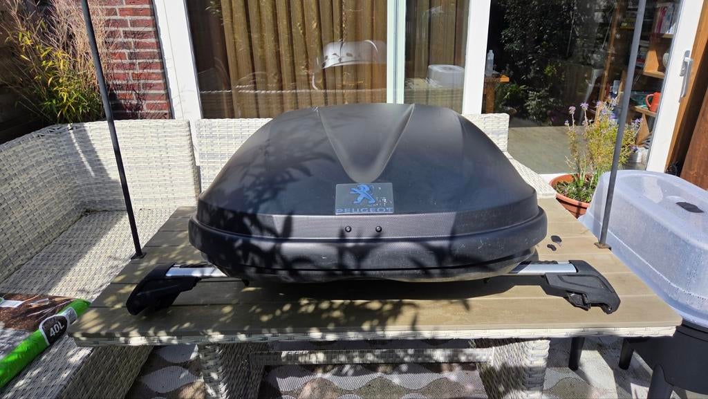 Peugeot dakkoffer met dragers, Ophalen