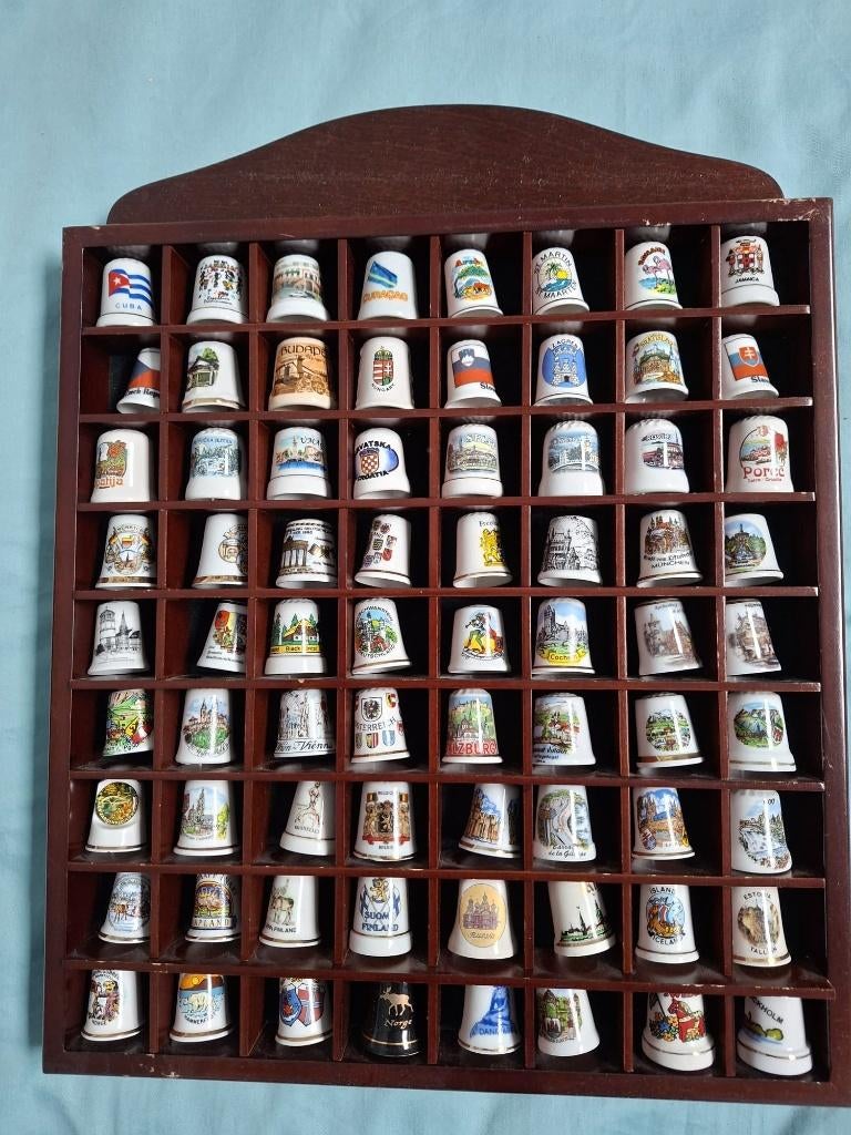 Verzamelkastjes met vingerhoedjes, Ophalen, Zo goed als nieuw