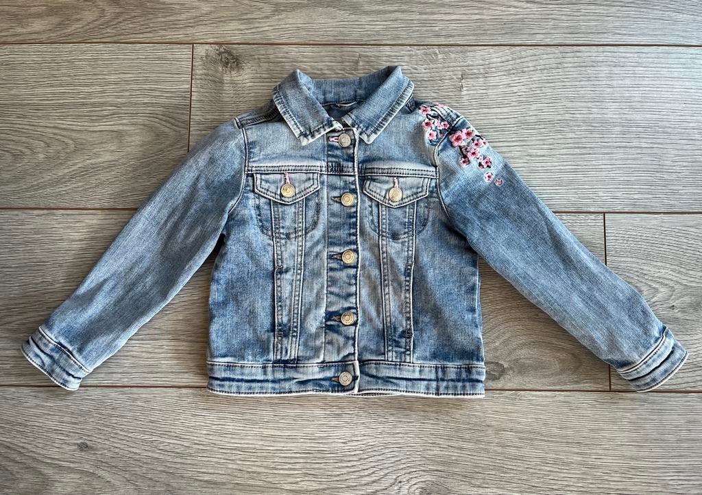 Spijkerjas met bloemen op schouder, maat 98, Ophalen of Verzenden, Zo goed als nieuw, Meisje, Jas