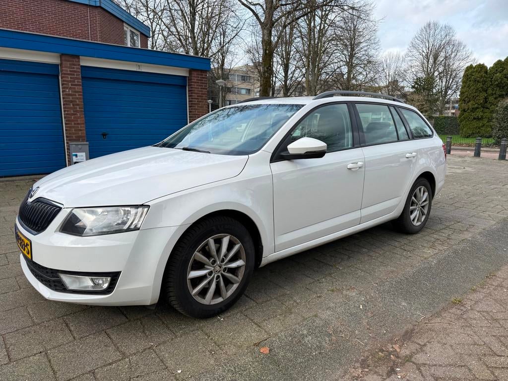 Skoda Octavia Combi 1.6 TDI Automaat Businessline Cruise Sno, Euro 5, Stof, Gebruikt, 4 cilinders
