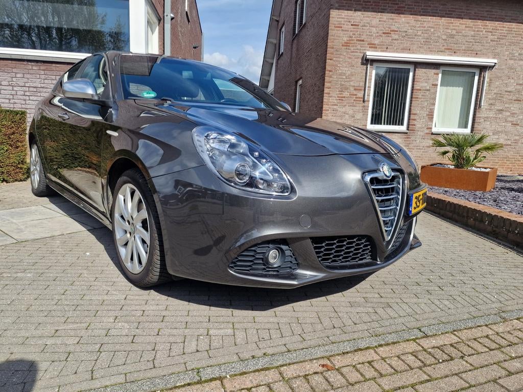 Mooie Alfa Romeo Giulietta 1.4 Turbo AUTOMAAT TCT 2012, Auto's, Alfa Romeo, 1280 kg, Zwart, 4 cilinders, Leder en Stof