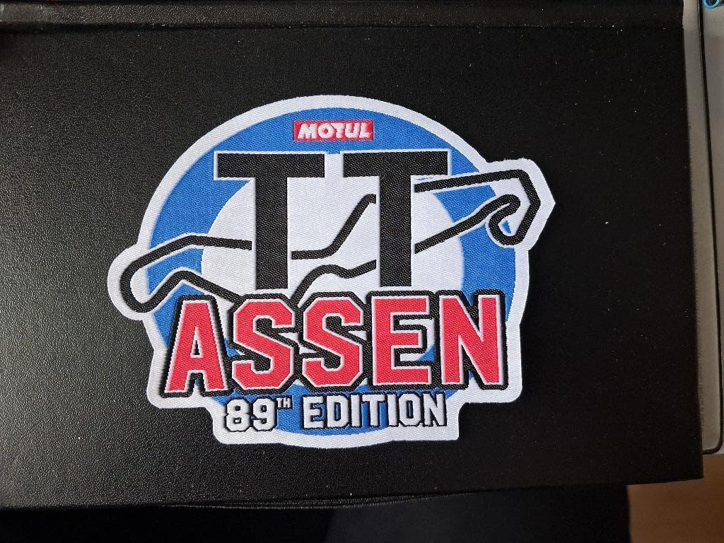 TT Assen badge 89e Motul TT NIEUW, Ophalen of Verzenden, Nieuw, Overige sporten, Poster, Plaatje of Sticker