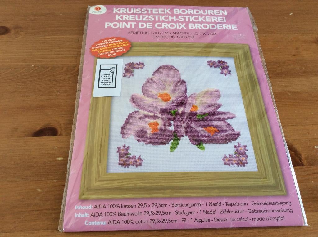 Kruissteek borduur pakket. bloemen, paars. Nieuw DecoTime, Ophalen of Verzenden, Nieuw, Handborduren, Borduurpakket