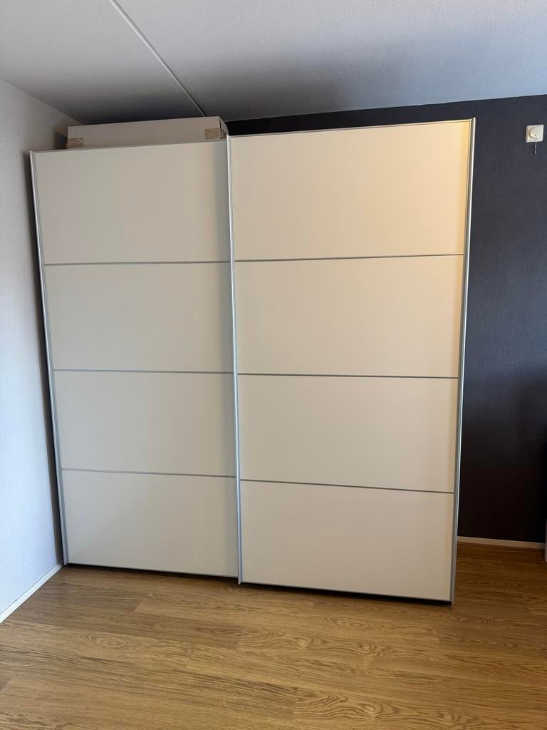 Grote linnenkast met schuifdeuren, offwhite/bruin, 202x210cm, Ophalen, Gebruikt, Met deur(en), 200 cm of meer