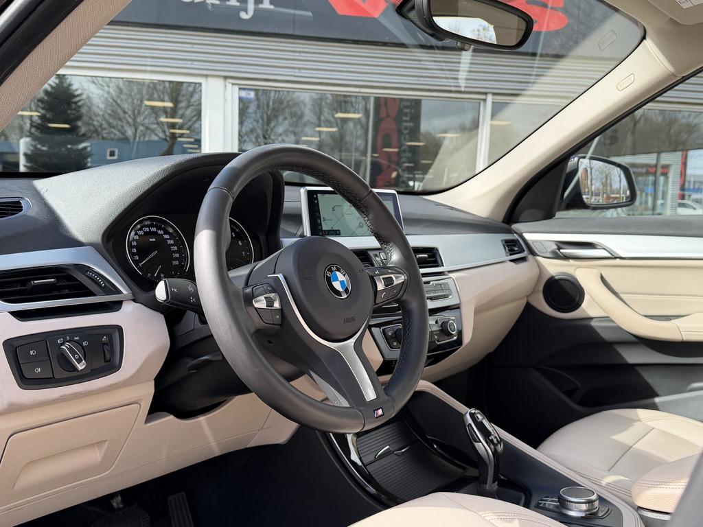 BMW X1 sDrive20i | Leder | Memory | Camera | HUD | Trekhaak, 1998 cc, Bedrijf, SUV of Terreinwagen, 84 €/maand