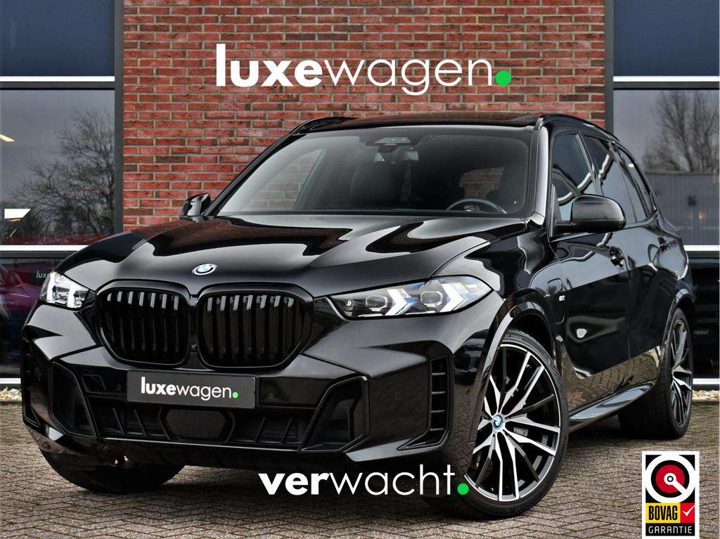 BMW X5 xDrive50e M-Sport Skylounge Comf-stoel ACC 360 HUD H/, 12 maanden, Gebruikt, 2395 kg, Zwart