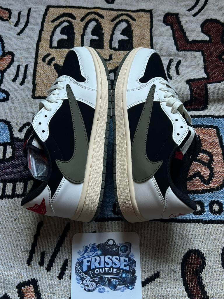 Travis Scott x Air Jordan 1 Low OG "OLIVE", Ophalen of Verzenden, Nieuw, Overige kleuren, Sneakers of Gympen