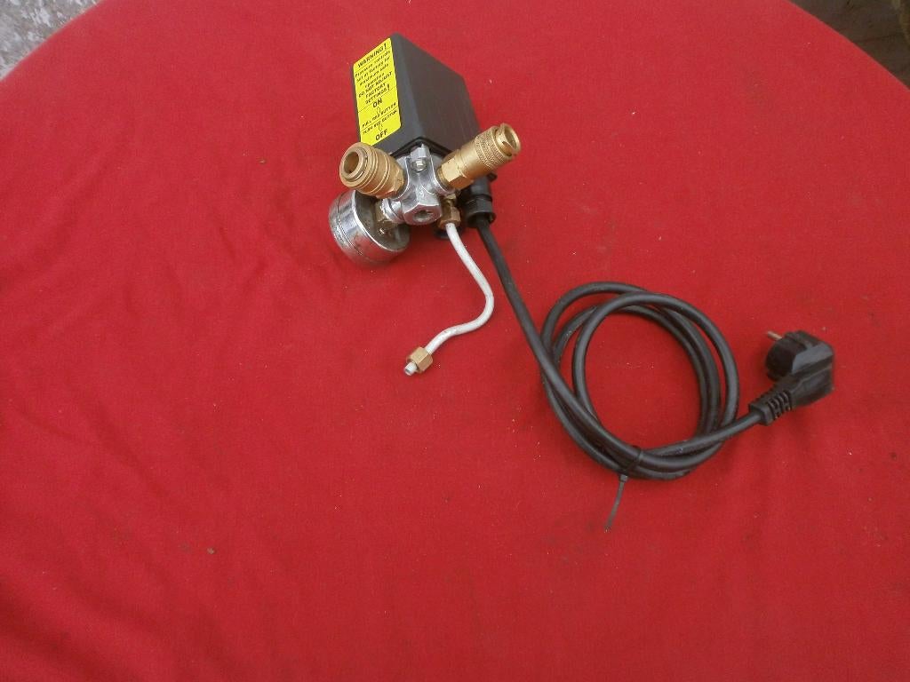 Drukschakelaar, 100 liter of meer, Ophalen, Zo goed als nieuw, Minder dan 200 liter/min