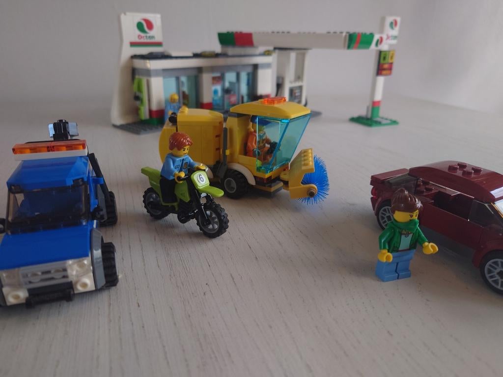 LEGO City Benzinestation 60132 met voertuigen en figuren, Kinderen en Baby's, Speelgoed | Duplo en Lego, Inclusief minifiguren