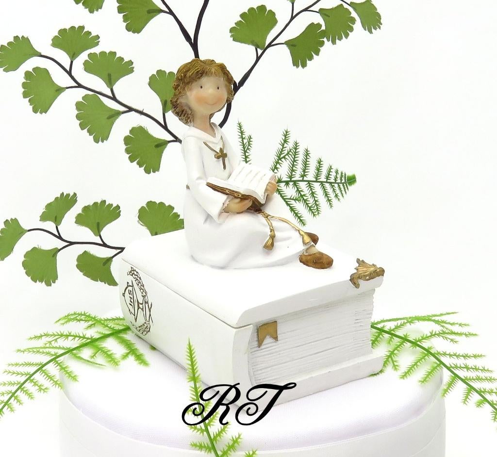 Prachtige communie beeldje kindje zit op een bijbel., Hobby en Vrije tijd, Feestartikelen, Nieuw, Versiering, Overige, Ophalen of Verzenden