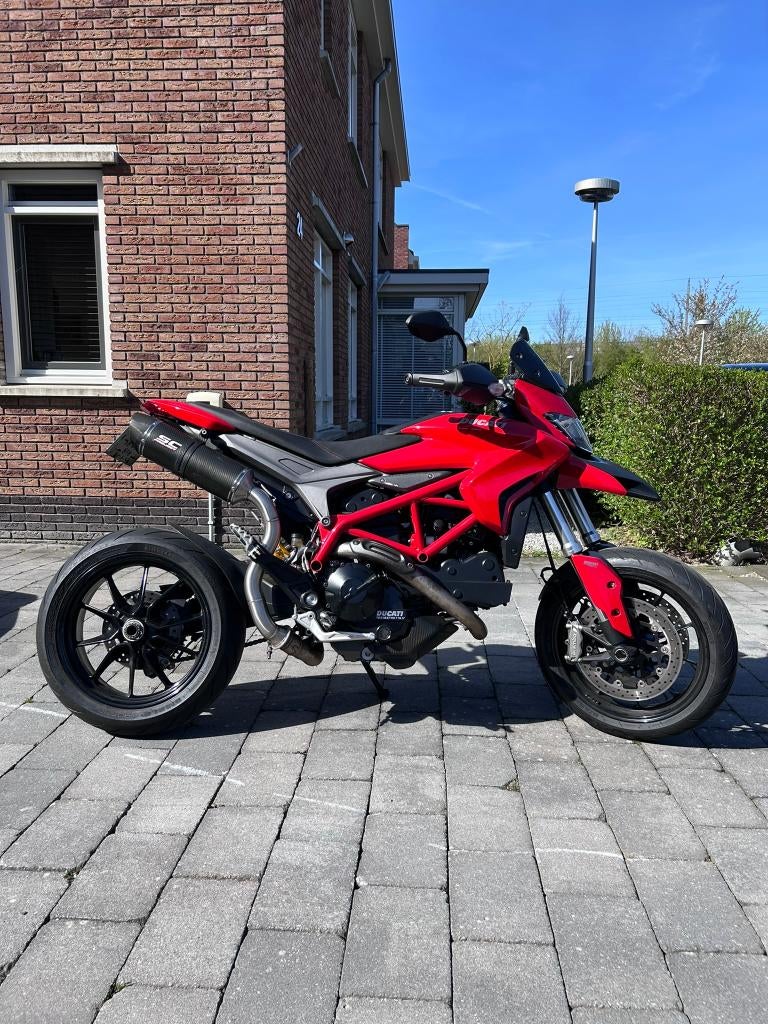 Ducati Hypermotard 821: Alleen voor rijders met ruggengraat, 2 cilinders, Motorrijbewijs A, Gebruikt, Particulier