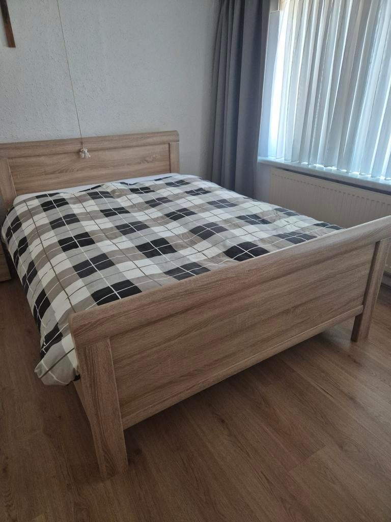 2-persoons bed 140x200 met nachtkastje, Ophalen