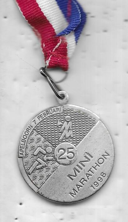 APELDOORN 25 MINI MARATHON MEDAILLE, Ophalen of Verzenden, Overige materialen, Nederland