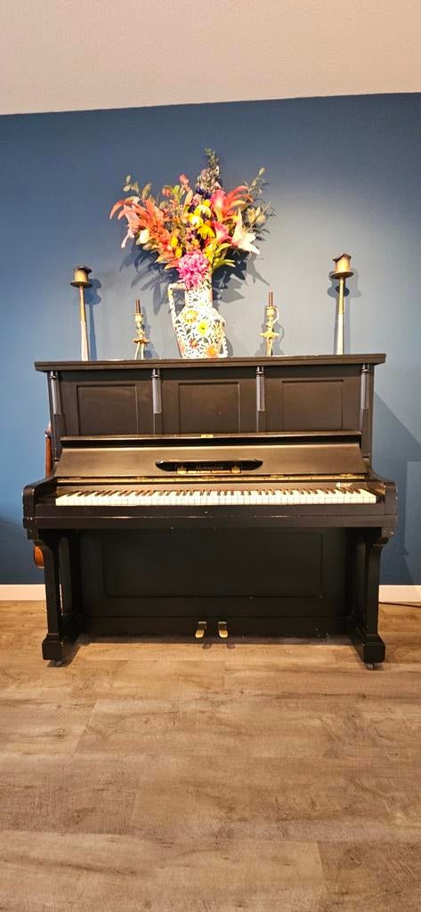 Antieke Hermann piano met demper, goed onderhouden, Muziek en Instrumenten, Ophalen