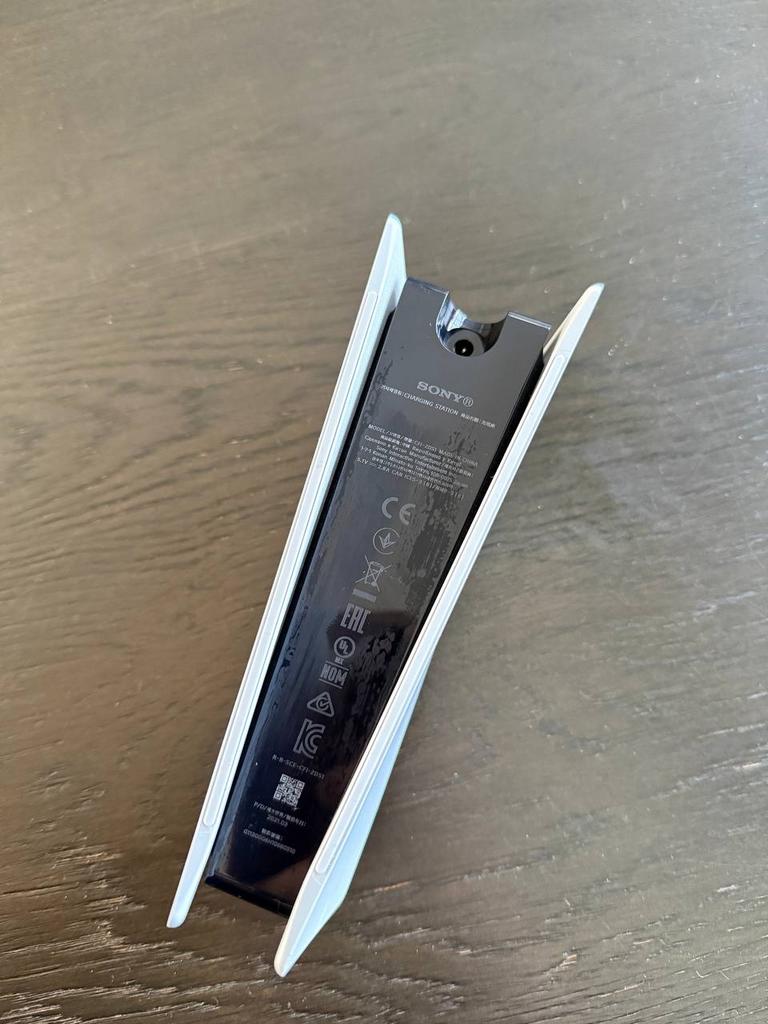 PS5 DualSense Oplaadstation - Laad 2 controllers tegelijk op, Ophalen, Gebruikt, Voeding, Oplader of Kabel, PlayStation 5