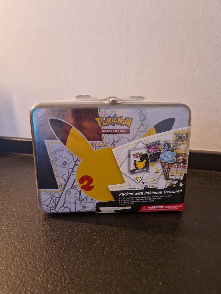 Celebrations 25 years Collector Chest. Pokémon TCG, Ophalen of Verzenden, Nieuw, Boosterbox, Foil