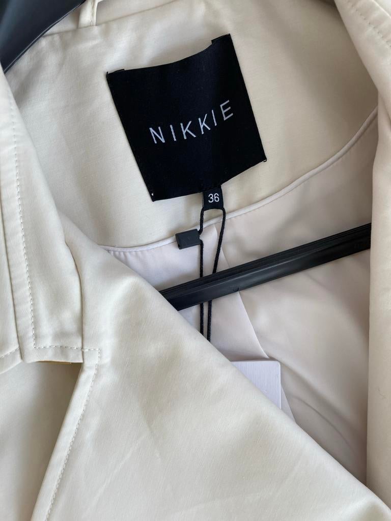Nikkie Brooklyn Trenchcoat - Maat 36, Beige, Ophalen of Verzenden, Zo goed als nieuw, Jasje