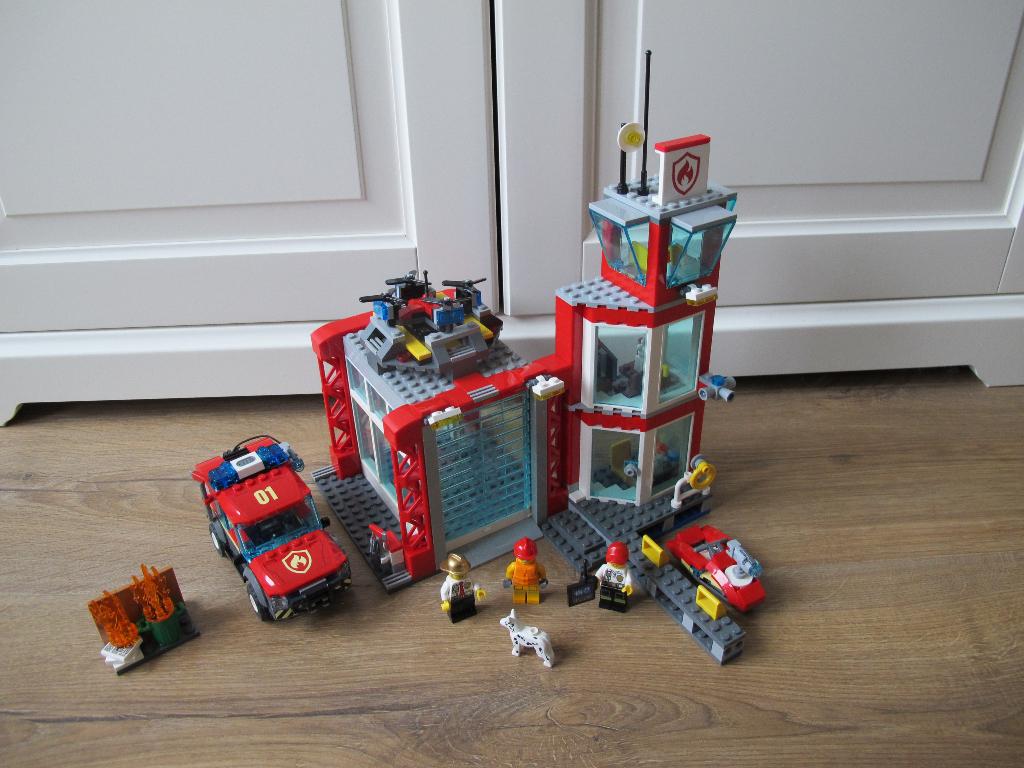 Lego City 60215 Brandweerkazerne, Ophalen of Verzenden, Zo goed als nieuw, Complete set, Lego