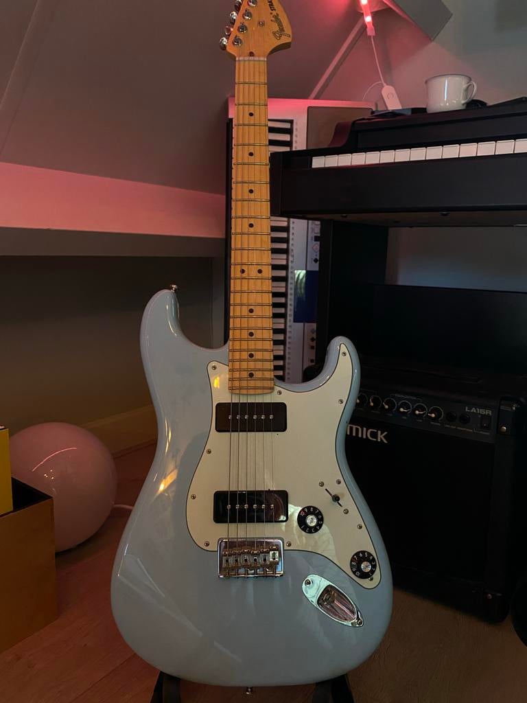 Fender Noventa Stratocaster - Daphne Blue, Muziek en Instrumenten, Ophalen of Verzenden, Zo goed als nieuw, Solid body, Fender
