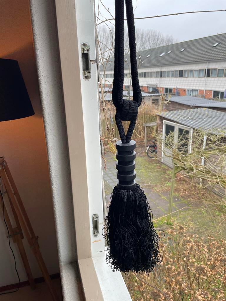 Zwarte gordijn embrasses met kwast, Ophalen of Verzenden, Zo goed als nieuw, Zwart, 200 cm of meer