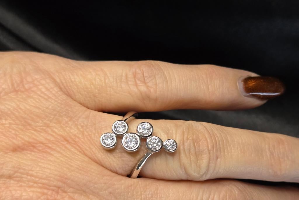 Prachtige zilveren design ring met zirkonia. 2026/89.