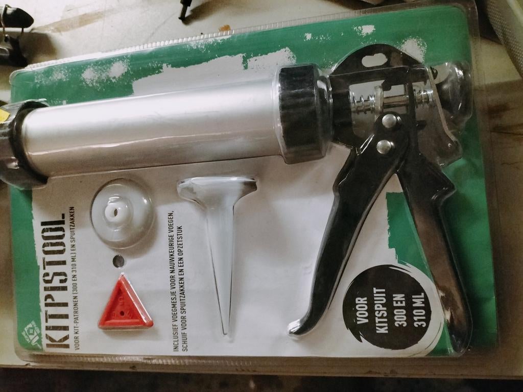 Nieuwe kitspuit in verpakking, Ophalen