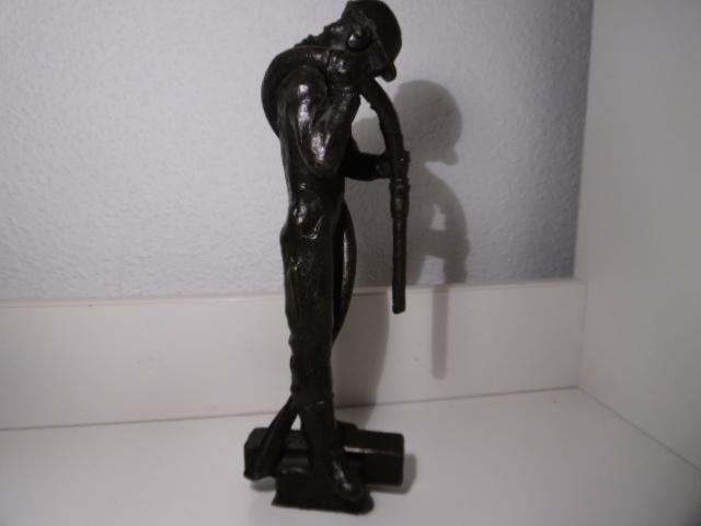 Gesigneerd zwaar bronzen beeld van een mijnwerker spuiter, Antiek en Kunst, Ophalen of Verzenden